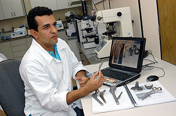 O médico William Dias Belangero mostra haste (abaixo) usada nos procedimentos cirúrgicos: resultados revelam grande sobrevida de implantes (Foto: Antoninho Perri)