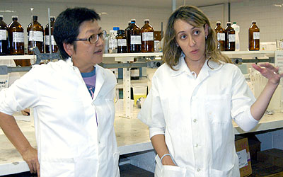 Renata Monteiro Perez (à direita), autora, com a professora Walkiria Viotto: perfil do consumidor e análise da composição do queijo de coalho (Foto: Neldo Cantanti)