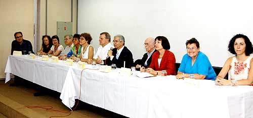 O professor Fernando Costa, coordenador geral da Universidade, fala durante a cerimônia: mesa reuniu ex-colegas, discípulos e docentes do IEL