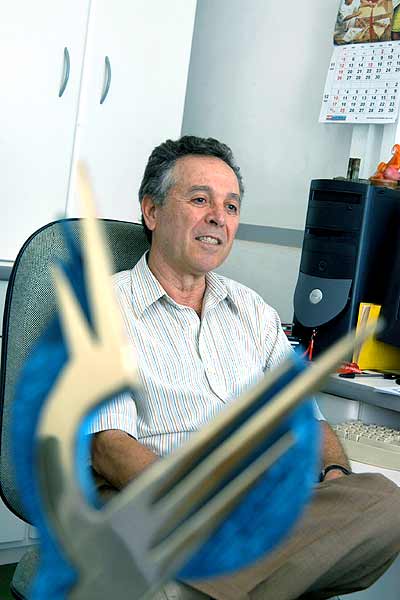 Claudio Arioldi e o troféu da Capes em primeiro plano: quase 40 anos de Unicamp, com atuação decisiva na química inorgânica (Foto: Antoninho Perri)