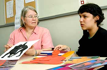 A professora Lucia Reily e a artista plástica Laura Chagas: ferramenta para que a escola fundamental promova a inclusão nas aulas de artes (Fotos: Antoninho Perri/Reprodução)