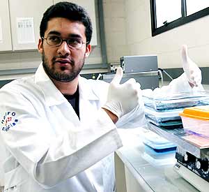O biólogo Daniel Martins no Laboratório de Proteômica: identificando diferenças entre os conjuntos de proteínas de cérebros normais com os esquizofrênicos (Foto: Antoninho Perri)