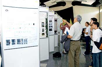 Público observa  painéis montados na edição de 2006: resultado de um mês de estágio dentro do laboratório (Fotos: Antonio Scarpinetti)