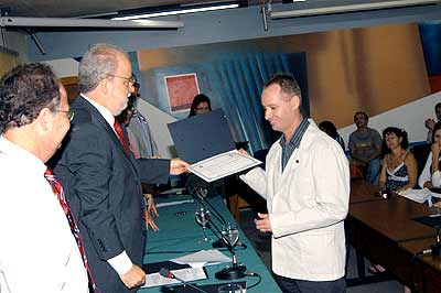 O professor Antonio Carlos de Moraes, da FEF, recebe o certificado do reitor José Tadeu Jorge: ingresso na Unicamp como mensageiro e hoje livre-docente (Foto: Antoninho Perri)