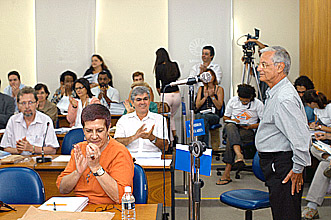 O compositor e professor Raul do Valle, um dos fundadores do Departamento de Música da Unicamp, durante homenagem no Conselho Universitário (Fotos: Antônio Scarpinetti)