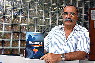Eliézer Rizzo de Oliveira mostra o livro organizado por ele: "No Brasil a defesa nacional é um tema controverso, desde que, obviamente, seja reconhecido enquanto tema, o que nem sempre acontece" (Foto:Antoninho Perri)