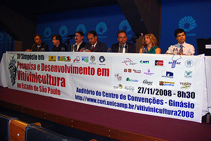 Mesa de abertura do III Simpósio em Pesquisa e Desenvolvimento em Vitivinicultura no Estado de São Paulo (Fotos: Divulgação)