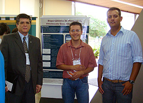O professor Cláudio Messias (à esq.), coordenador do Vitivini, e Fernando Góes (centro), proprietário da Vinícola Góes