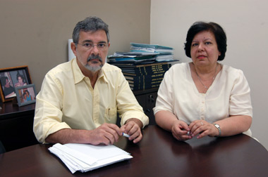 Paulo Rodrigues da Silva e Carmen Lavras: entrevistas com secretários, médicos e em hospitais (Foto: Antoninho Perri)
