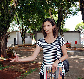 A pesquisadora Raquel Afonso da Silva, cuja tese foi defendida no IEL: “Papel da escola como mediadora da leitura precisa ser repensado” (Foto: Talita Matias) 