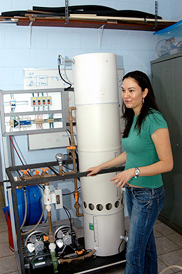 Renata Waki ao lado da torre de resfriamento: alunos poderão monitorar o processamento e analisar o funcionamento interno do aparelho (Foto: Antoninho Perri) 