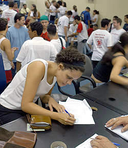 Fernanda Firmino Giacheta, primeira colocada entre os alunos matriculados, durante a confirmação de matrícula no último dia 25: escola pública por opção. (Foto: Antoninho Perri)
