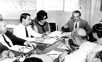 Zeferino preside reunião do ‘Conselhinho” em 1967. À sua esquerda, Paulo Gomes Romeo, Rubens Murillo Marques e Arlinda Rocha Camargo; à direita, Giuseppe Cilento e Carlos Liberalli (Foto: Acervo Arquivo Central (Siarq) Unicamp)
