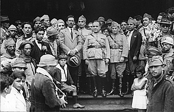 Getúlio Vargas (centro) em foto de 1930, ano em que assumiu o poder: logo depois de empossado, presidente baixou decreto limitando a entrada de estrangeiros no Brasil (Foto: Reprodução)