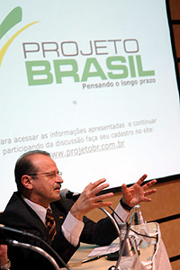 Tarso Genro, ministro da Educação: reuniões internas para definir o que deverá ser aperfeiçoado (Foto: Antoninho Perri])