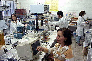 A professora Maria Helena Andrade Santana (primeiro plano), em laboratório da Faculdade de Engenharia Química (FEQ): primeiros resultados são animadores (Foto: Antoninho Perri)