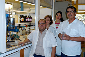 Nelson Durán (à dir.), do Instituto de Química, com sua equipe: dirigindo o fármaco para o local exato que se pretende tratar (Foto: Neldo Cantanti)