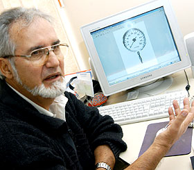 O professor Jorge Sergio Perez Gallardo e o manômetro na tela do computador: “As idéias borbulham conforme enxergo uma necessidade”.(Foto: Antoninho Perri)