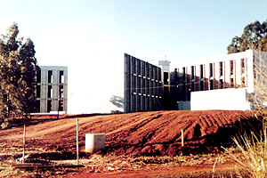 O prédio próprio da Faculdade em construção: mérito atribuído à gestão de Pedro Goergen 