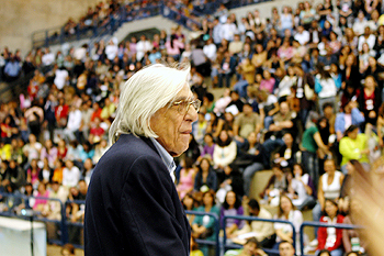 O poeta Ferreira Gullar na conferência de abertura do 16º Cole, que foi acompanhada por mais de cinco mil pessoas: leitura como fator de integração (Foto: Antônio Scarpinetti)