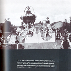 Imigrantes do “Carro primavera” posam antes de desfilar, em imagem do carnaval de 1928: obra erguida em madeira e papelão (Foto: Reprodução/Antoninho Perri)