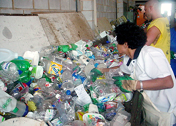 Usina de reciclagem de plástico: caso não sejam tratados, resíduos prejudiciais chegam ao meio ambiente por meio de efluentes (Foto: Neldo Cantanti)