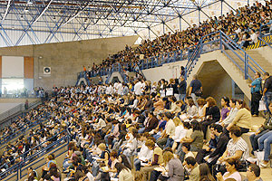 Público acompanha conferência na última edição do Cole, no Ginásio Multidisciplinar da Unicamp, em 2007: evento consolida-se como o maior fórum de debates da leitura no país (Foto: Antonio Scarpinetti) 