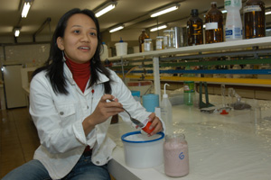 Mari Matsuoka Tomikawa, autora da pesquisa, mostra o produto desenvolvido na FEA: adição de cálcio e outros ingredientes. (Foto: Antoninho Perri)