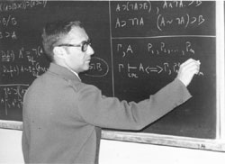 Newton da Costa durante conferência na Universidade de Torum, na Polônia, em 1976: teoria de sua autoria está disseminada hoje em várias áreas do conhecimento 