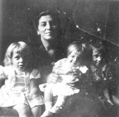 Giovanna no dia do embarque para o Brasil com seus filhos: Rosalba (3 anos), Maria Elisa (1 ano e meio), Felice (4 anos) , 1953