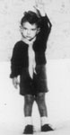 Edoardo Cohen em 1973, com 6 anos de idade, uniformizado e fazendo a saudação facista