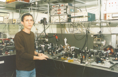 O doutorando Lázaro Aurélio Padilha Júnior, do Instituto de Física: propriedades ópticas muito sutis (Foto: Neldo Cantanti)