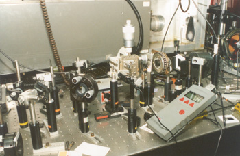 Bancada de trabalho no Laboratório de Fenômenos Ultrarápidos: espelhos e feixe de laser para estudar a chave óptica (Foto: Neldo Cantanti)