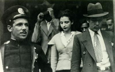 Escoltada por políciais, Pagu, deixa presídio para julgamento, em 1936(Fotos: Arquivo Edgard Leuenroth)
