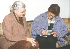 Ao lado de Elaine Zanatha, Selma assina a doação do material (Foto: Antoninho Perri)