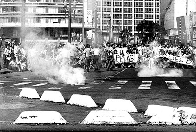 A “marcha dos sete mil” em São Paulo, em 5 de maio de 1977: estudantes entram em confronto com as forças policiais do coronel Erasmo Dias