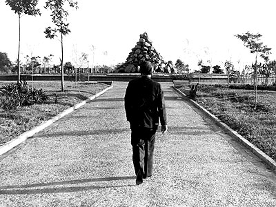 Zeferino caminha na praça central do Básico em abril de 1978, logo após deixar a cadeira de reitor (Fotos: Acervo Histórico do Arquivo Central (Siarq))