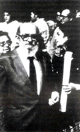 O educador Paulo Freire desembarca do exílio em 1979: símbolo de resistência na Unicamp (Reprodução: Paulo Freire - Uma Bibliografia)