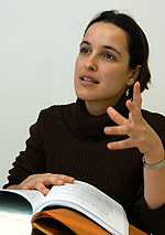 A lingüista Carolina de Paula Machado: analisando os dicionários de referência (Foto: Antoninho Perri)