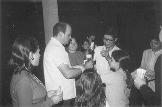 Cesar Lattes e seus colegas comemoram, em 1969, a revelação de filmes no âmbito da Cooperação Brasil-Japão: descobertas importantes (Fotos: Antoninho Perri)