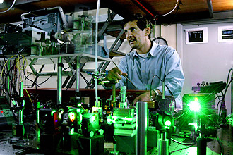 O professor Flávio Caldas Cruz no laboratório do Departamento de Eletrônica Quântica, do IFGW, e o protótipo desenvolvido (destaque): agregando novos instrumentos à pesquisa (Fotos: Antoninho Perri)