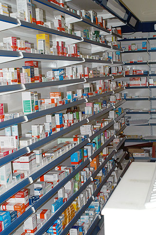 Medicamentos expostos em farmácia: autor da tese defende que os testes sejam feitos  por meio de técnica apropriada e de acordo com os princípios da classificação biofarmacêutica (Foto: Erika Guimarães)