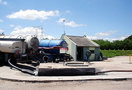 Caminhão com efluentes na ETEJ: carga de chorume oriundo de aterros sanitários (Foto: Divulgação)