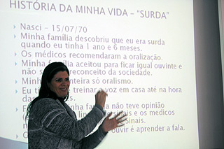 A pedagoga Regiane Pinheiro Agrella apresenta sua dissertação de mestrado: pionerismo na Faculdade de Educação. (Foto: Antonio Scarpinetti)