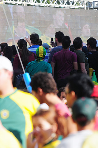 Torcedores em ação no centro de Campinas, na estreia da seleção brasileira na Copa do Mundo, no último dia 15: esporte, cada vez mais midiático, é terreno fértil para reações homofóbicas (Foto: Antonio Scarpinetti)