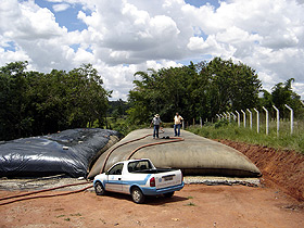 Os bags com o lodo localizados no município paulista de Coronel Macedo: alternativa para redução de custos (Foto: Divulgação)