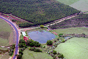 Vista aérea da lagoa de estabilização localizada no município paulista de Coronel Macedo: alternativa para redução de custos (Foto: Divulgação)