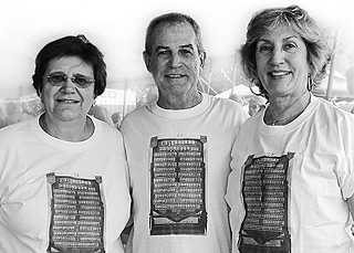 Sonia Bergamasco, Carlos Spíndola e Sheila Zambello de Pinho, organizadores do livro: criação coletiva a partir de convocatória (Foto: Divulgação)