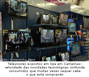 Televisores  expostos em loja em Campinas: velocidade das novidades tecnológicas confunde consumidor, que muitas vezes sequer sabe o que está comprando. (Foto: Antoninho Perri)