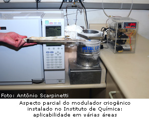 Aspecto parcial do modulador criogênico instalado no Instituto de Química: aplicabilidade em várias áreas. (Foto: Antonio Scarpinetti)